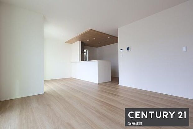 道路向かいにスーパーがあり買い物も便利な立地