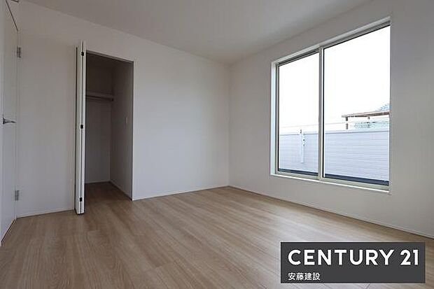 【 寝室 / 7帖 】バルコニーに面した明るい寝室お好みの家具を置いてこだわりの空間を楽しめますね!