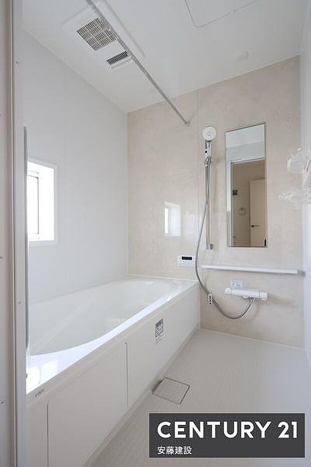 【 浴室 / Bathroom 】たっぷりのお湯にゆったり浸かれそうなゆとりの浴室浴室暖房乾燥機が備わっており換気しやすく、冬場は過度な温度差を防げます