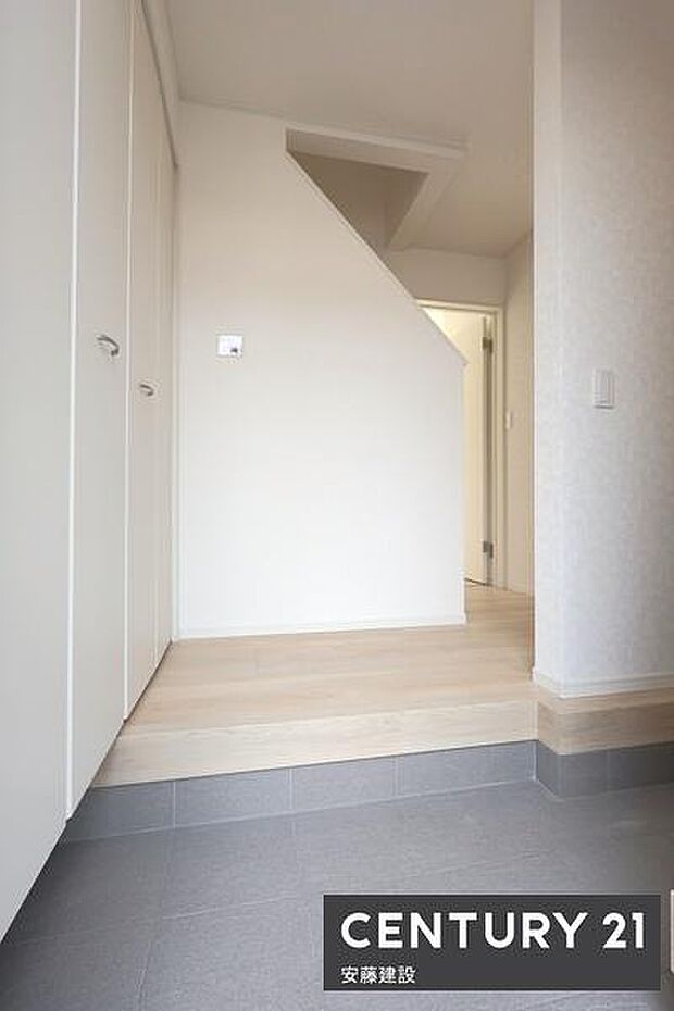 【　玄関　/　entrance　】白を基調とした明るい玄関は、帰宅・来客を心地よく迎えてくれます