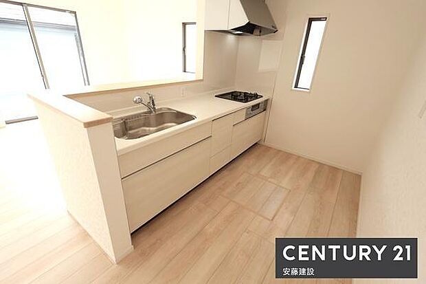 【　キッチン　/　Kitchen　】収納スペースをしっかり確保したシステムキッチンキッチン横に冷蔵庫を置けるスペースもあり家事効率UP