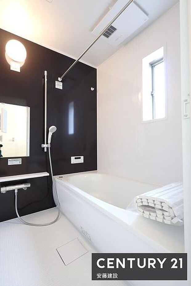 【　浴室　/　Bathroom　】ブラックのアクセントパネルで優雅な空間を演出したシステムバスホスクリーンが備わっており、雨の日でも部屋干し可能