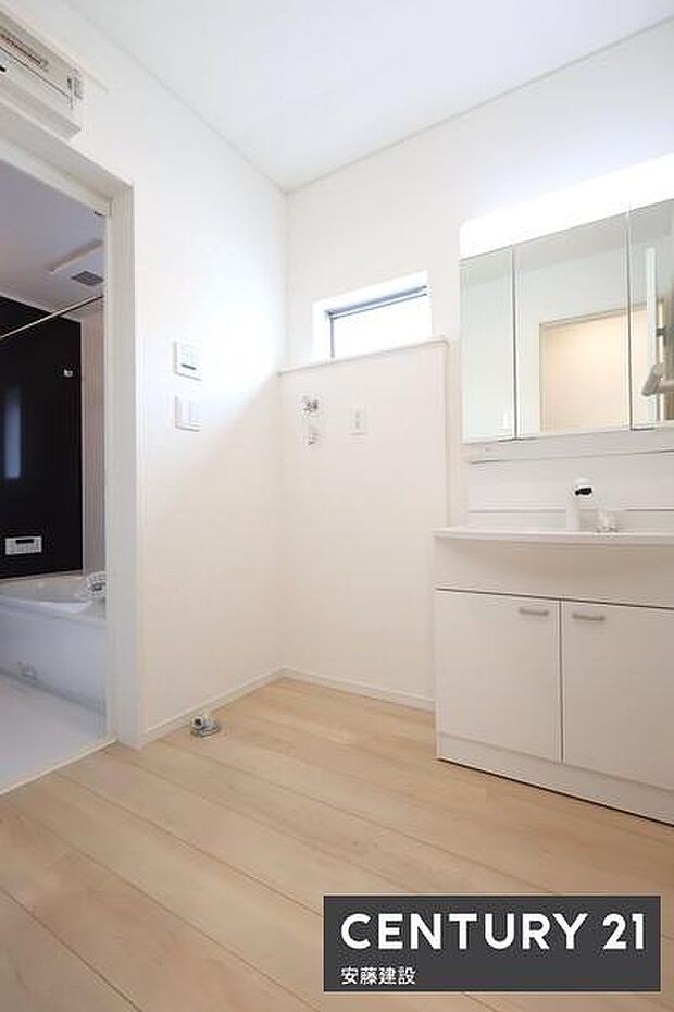 【　洗面所　/　Washroom　】清潔感溢れる洗面所は忙しい朝もストレスフリーに身支度できそうな空間