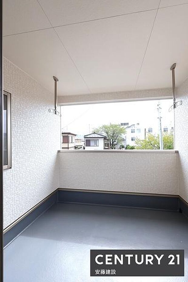 【　バルコニー　/　Balcony　】屋根があり急な雨の日でも安心な南東向きインナーバルコニー！