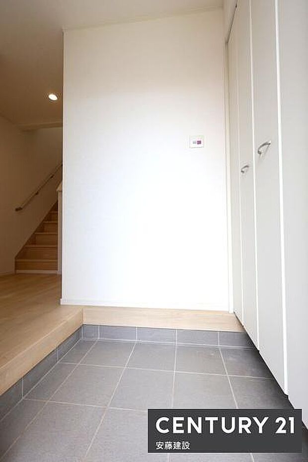 【　玄関　/　entrance　】清潔感あふれる玄関は、帰宅・来客を心地よく迎えてくれます散らかりがちな玄関もすっきり片付くシューズボックス完備