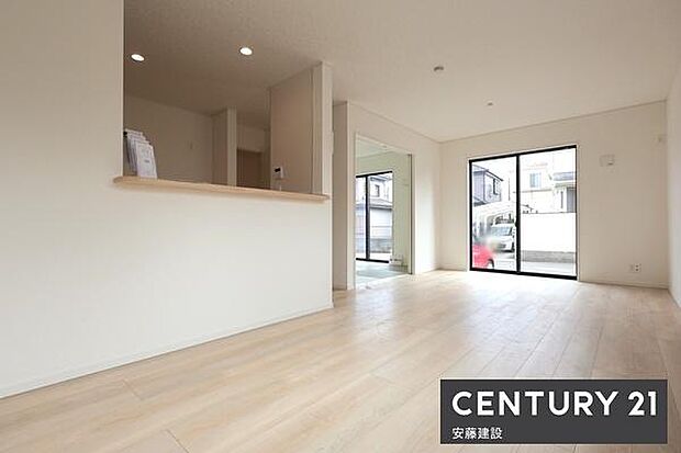 【　リビング　/　16.2帖　】二面採光で明るくあたたかな、しっかりとした広さのリビングダイニングテーブルを置いてもゆとりが生まれる空間