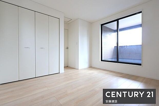 【　寝室　/　7.5帖　】お好みの家具を置いてこだわりの空間を作れる、ゆとりのある広さの寝室