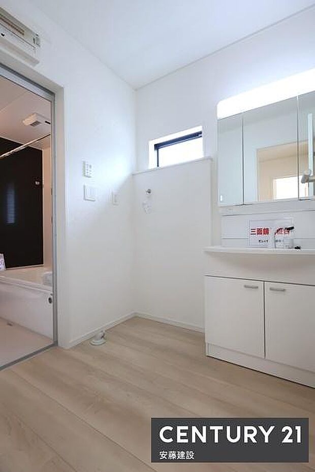 【　洗面所　/　Washroom　】清潔感溢れる洗面所は忙しい朝もストレスフリーに身支度できそうな空間収納力のある独立洗面台完備