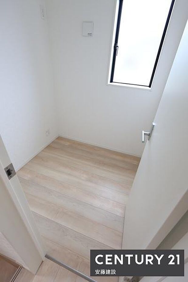 【　納戸　/　2帖　】日用品や家電等の収納など使い勝手の良い納戸完備！窓があり換気もできて便利です