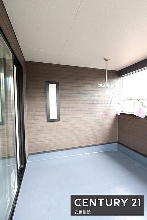 【　バルコニー　/　Balcony　】寝室から出入可能な南東向きインナーバルコニーは、屋根があり急な雨の日でも安心！ワイドバルコニーのためイスを置いてベランピングも楽しめます