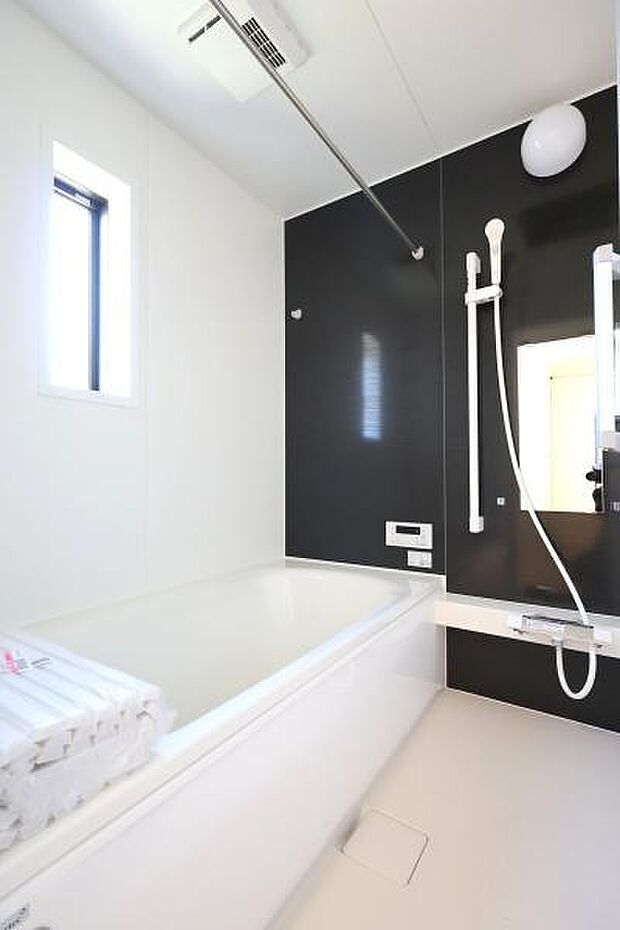 【 浴室 / Bathroom 】たっぷりのお湯にゆったり浸かれそうな、清潔感ある浴室です。ホスクリーンが備わっており、雨の日でも部屋干し可能