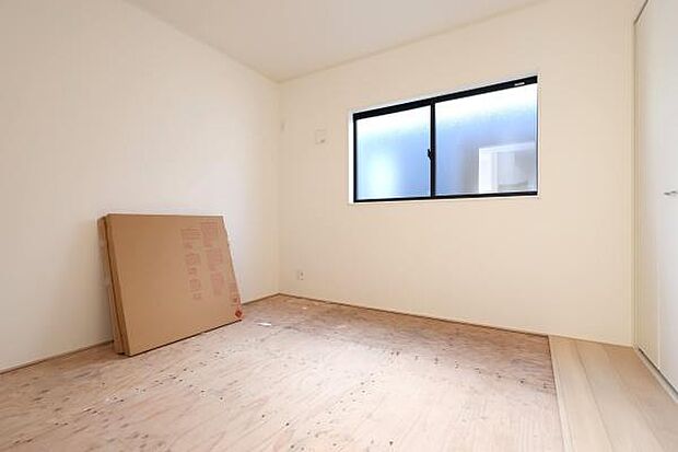 【 和室 / 5.2帖 】リビング横の和室は、扉をあければリビングがより開放的な空間に!お子様の遊び場などに活用できます