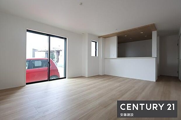 【　リビング　/　17帖　】明るくあたたかな、しっかりとした広さのリビングダイニングテーブルとソファーを置いてもゆとりが生まれる空間