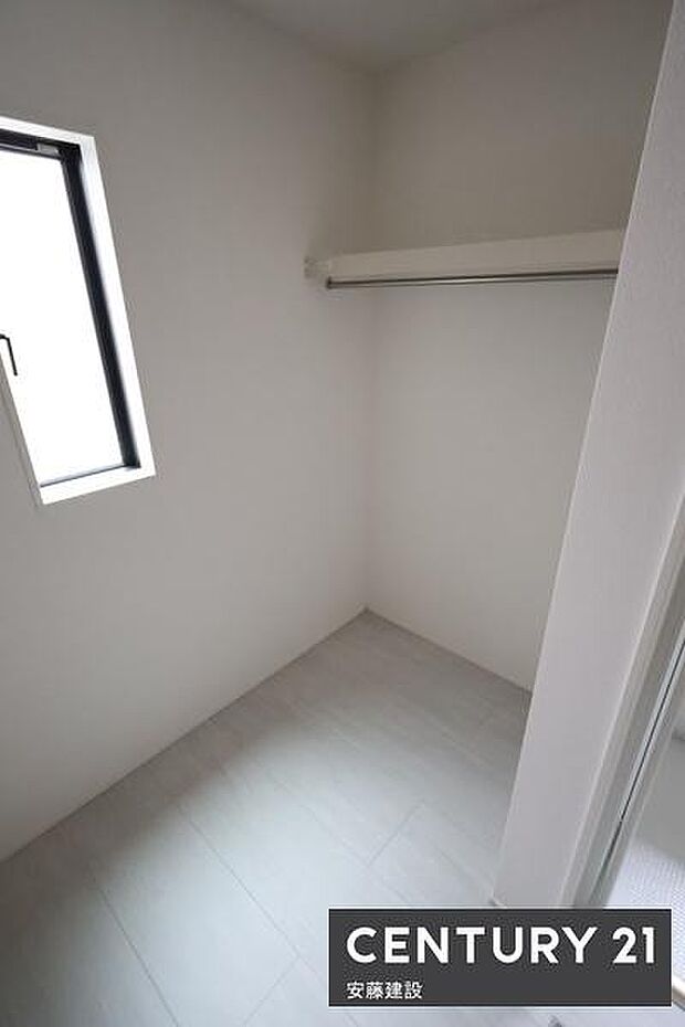 【　ファミリークローク　】洗面所横に備わったファミリークローク室内物干しスペースやサニタリー収納としても活用可能！