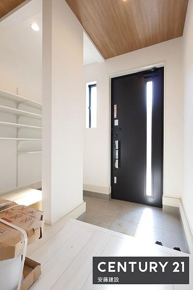 【 玄関 / entrance 】白を基調とした清潔感あふれる玄関お出かけ準備や、帰宅時に荷物を持っていてもスムーズに出入しやすい回遊動線設計!