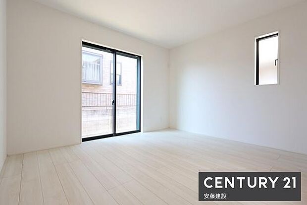 【 寝室 / 7.75帖 】二面採光で陽当・風通良好な寝室!ダブルベットを置いてもゆとりがあり夫婦でも使いやすい居室