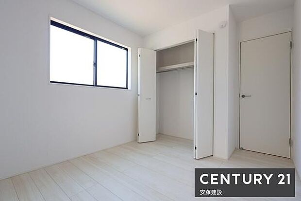 【 子供部屋 / 5.25帖 】明るくゆとりのある広さの洋室!クローゼット完備どんな家具にも合わせやすい白基調のお部屋です