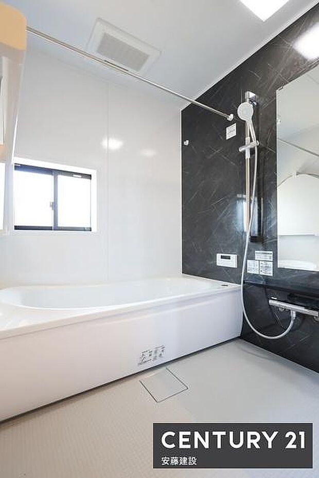 【 浴室 / Bathroom 】ゆったりと至福のバスタイムを過ごせそうな清潔感ある浴室浴室暖房乾燥機が備わっており換気しやすく、冬場は過度な温度差を防げます