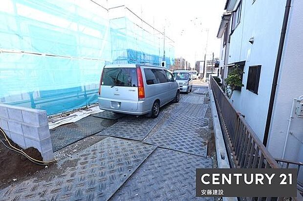 【 駐車場 / parking 】駐車3台可能なスペース内2台並列駐車可能