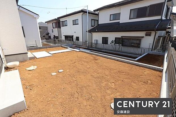 【　庭　/　Garden　】ガーデニングや家庭菜園なども楽しめるゆとりの広さのお庭