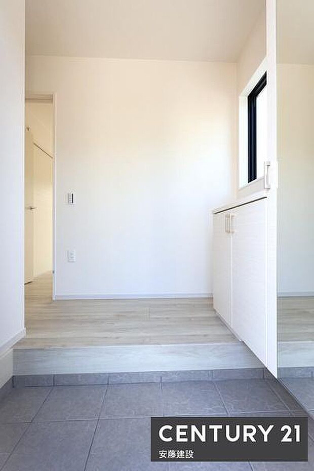 【 玄関 / entrance 】住む人を毎日見送り迎え入れる、清潔的で開放感のある玄関