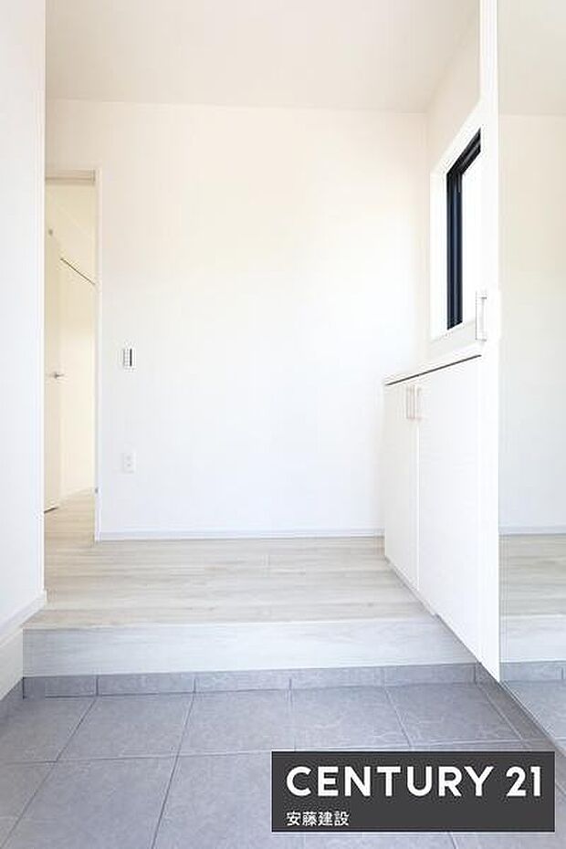 【　玄関　/　entrance　】住む人を毎日見送り迎え入れる、清潔的で開放感のある玄関