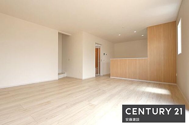 【 リビング / 18.1帖 】家族みんながゆったりくつろげそうな広々としたLDKダイニングテーブルと3人掛けのソファーを置いてもゆとりが生まれるリビング