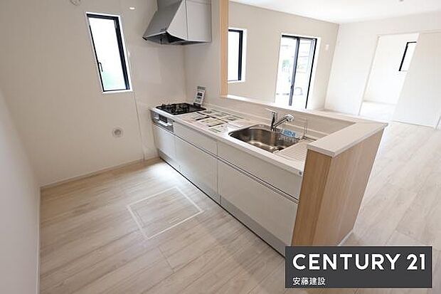 【 キッチン / Kitchen 】リビングを見渡せるカウンターキッチンで、お料理の受け渡しもスムーズ!冷蔵庫を置いても作業スペースをしっかり確保できます