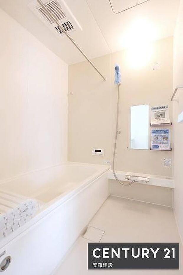 【　浴室　/　Bathroom　】ゆったりと至福のバスタイムを過ごせそうな清潔感ある浴室ホスクリーンが備わっており、雨の日でも部屋干し可能！