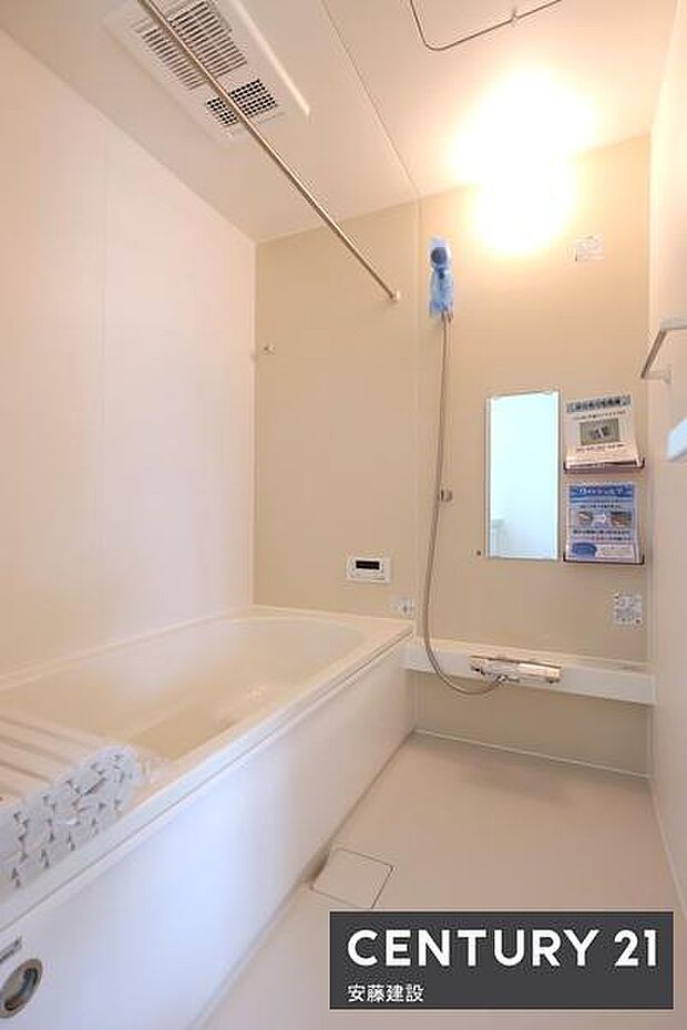 【 浴室 / Bathroom 】ゆったりと至福のバスタイムを過ごせそうな清潔感ある浴室浴室暖房乾燥機が備わっており換気しやすく、冬場は過度な温度差を防げます