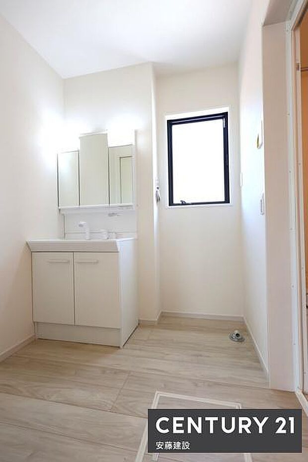 【 洗面所 / Washroom 】洗面台周りも散らかることなく収納可能な洗面化粧台完備忙しい朝もストレスフリーに身支度できそうな空間!