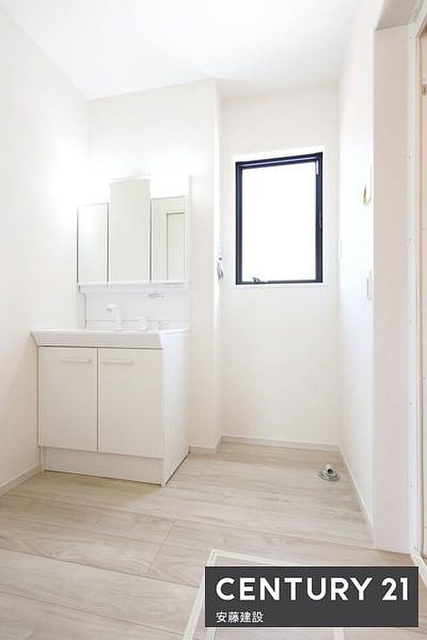【　洗面所　/　Washroom　】洗面台周りも散らかることなく収納可能な洗面化粧台完備忙しい朝もストレスフリーに身支度できそうな空間！