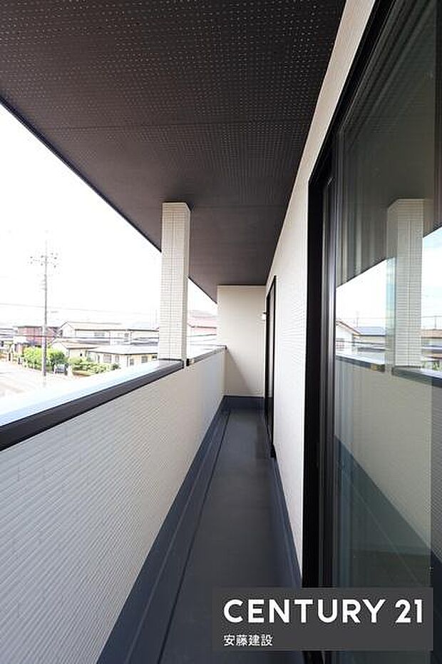 【 バルコニー / Balcony 】2部屋から出入可能な南向きバルコニー!陽当り良好で洗濯物もしっかり乾きます