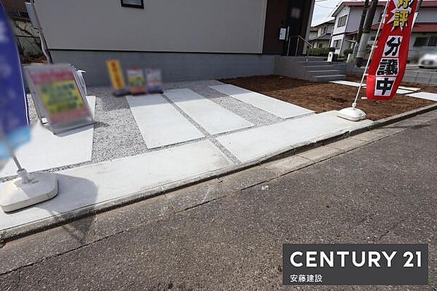 【 駐車場 / parking 】並列2台可能な駐車スペースご夫婦それぞれのお車をお家の前に停めることができます