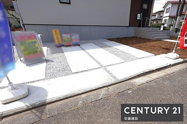 【　駐車場　/　parking　】並列2台可能な駐車スペースご夫婦それぞれのお車をお家の前に停めることができます