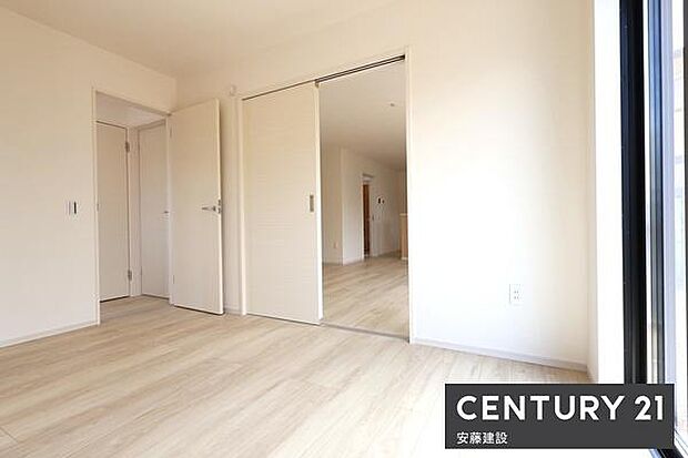 【 洋室 / 5.2帖 】LDK横の洋室は引戸を開ければより開放的な空間に!お子様の遊び場や来客時のスペースとしても活用できそうですね!