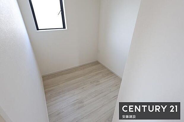 【 2階サービスルーム / 2.5帖 】収納やテレワークスペースとして使える空間