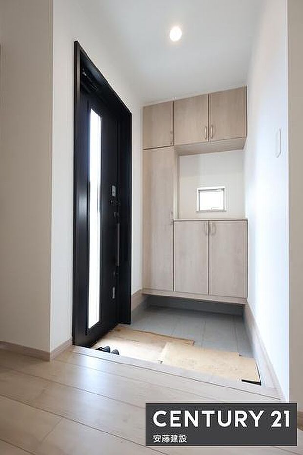 【　玄関　/　entrance　】白を基調とした清潔感あふれる玄関散らかりがちな玄関も片付くシューズボックスと廊下収納完備