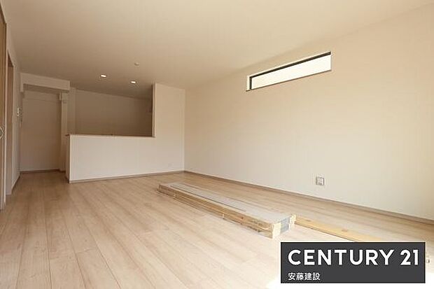 【　リビング　/　17帖　】二面採光で明るくあたたかな、しっかりとした広さのリビングダイニングテーブルとソファーを置いてもゆとりが生まれる空間