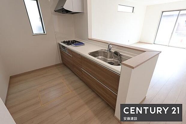 【　キッチン　/　Kitchen　】リビングを見渡せるオープンキッチンで、お料理の受け渡しもスムーズ！窓があり熱やにおいがこもりにくい設計