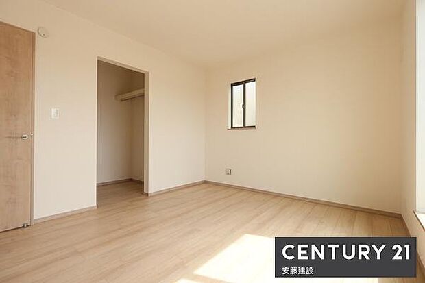 【　寝室+WIC　/　7帖　】南向きバルコニーに面して採光豊かな、ゆとりある広さの寝室お好みの家具を置いてこだわりの空間を作れる広さのお部屋！