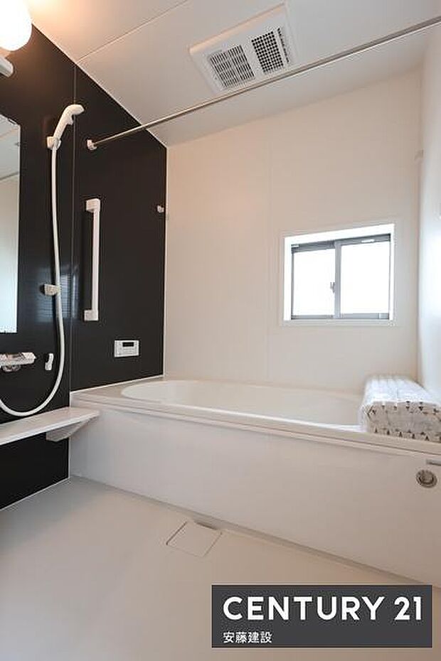 【　浴室　/　Bathroom　】ブラックのアクセントパネルで優雅な空間を演出したシステムバス窓があり換気もばっちりできます！