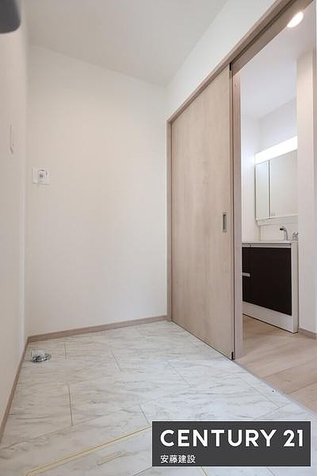 【　脱衣所　/　Washroom　】脱衣所と洗面化粧台が分かれた便利な設計家庭内でのプライベート性の確保や、入浴中の洗面台使用も可能！
