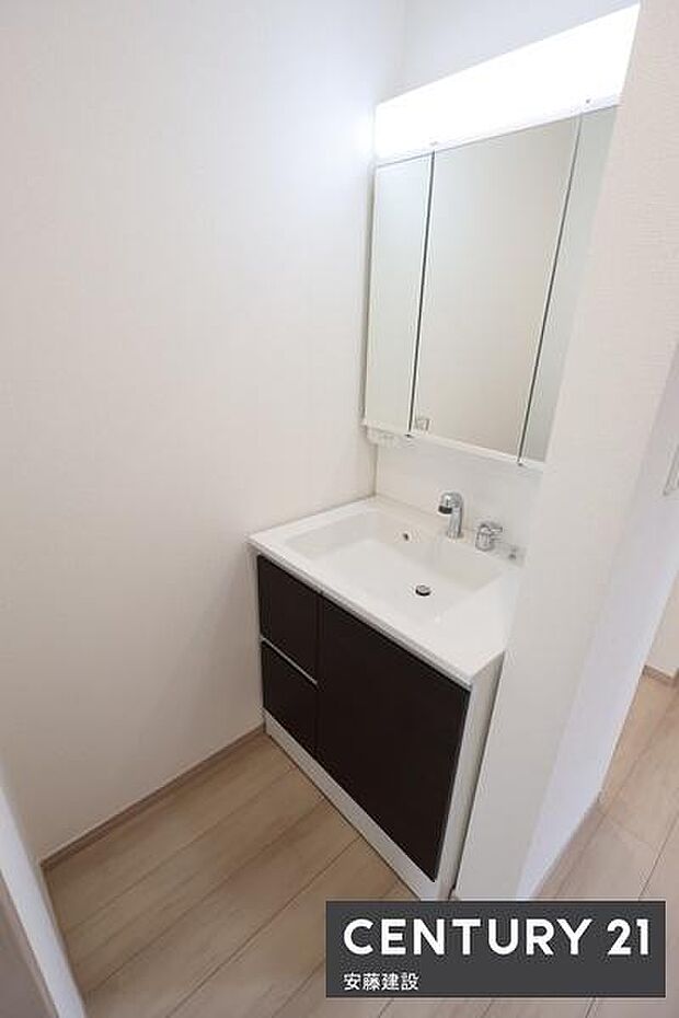 【　独立洗面化粧台　】フラットで掃除もしやすい洗面化粧台完備三面鏡のため身だしなみのチェックもバッチリ！