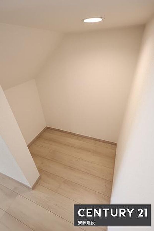 【　パントリー　】キッチン横側に食料品や日用品を収納できるパントリー完備