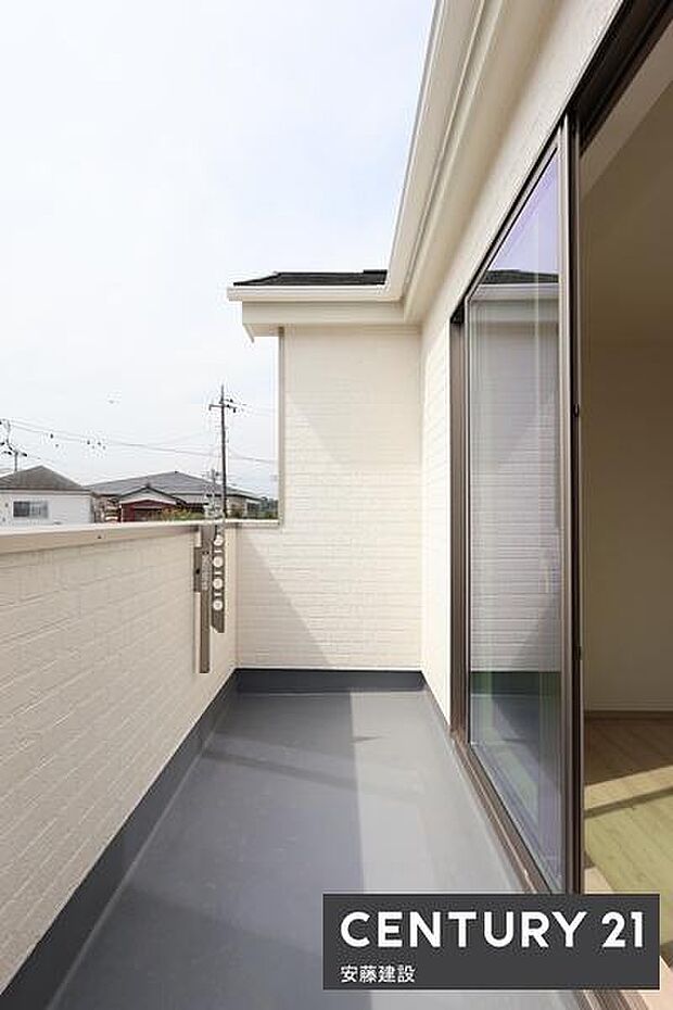 【　バルコニー　/　Balcony　】寝室から出入可能な南向きバルコニー！たっぷりの日差しを浴びて洗濯物がしっかり乾きます