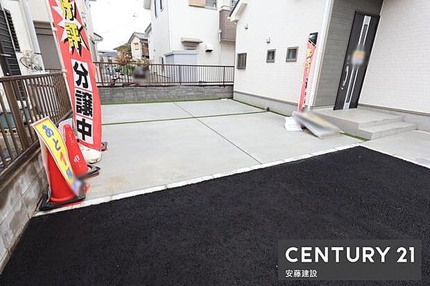 【　駐車場　/　parking　】並列2台可能な駐車スペースご夫婦それぞれのお車をお家の前に停めることができます