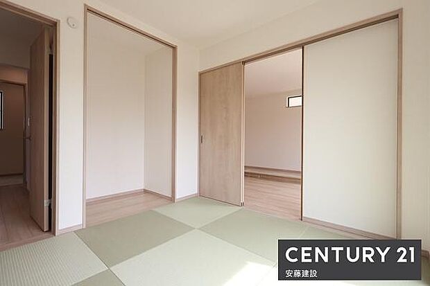 【　和室　/　4.5帖　】リビング横の和室は、扉をあければリビングがより開放的な空間に！客間やファミリークローク、お子様の遊び場などにも便利です