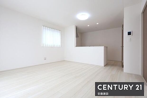 【　リビング　/　15帖　】明るくあたたかな、しっかりとした広さのリビングダイニングテーブルとソファーを置いてもゆとりが生まれる空間