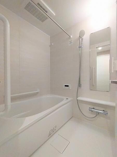 【　浴室　/　Bathroom　】ゆったりと至福のバスタイムを過ごせそうな清潔感ある浴室